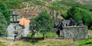 Faça uma viagem fascinante ao passado medieval no Mosteiro de Santa Maria das Júnias! Descubra a beleza e a história deste monumento cativante.