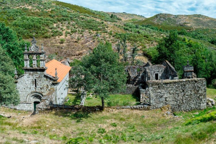 Faça uma viagem fascinante ao passado medieval no Mosteiro de Santa Maria das Júnias! Descubra a beleza e a história deste monumento cativante.
