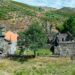 Faça uma viagem fascinante ao passado medieval no Mosteiro de Santa Maria das Júnias! Descubra a beleza e a história deste monumento cativante.