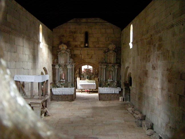 Mosteiro de Santa Maria das Júnias: viagem ao passado medieval Faça uma viagem fascinante ao passado medieval no Mosteiro de Santa Maria das Júnias! Descubra a beleza e a história deste monumento cativante.