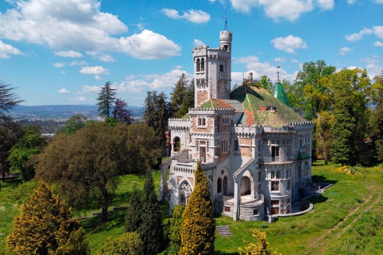 O lindíssimo Castelo ou Palácio Dona Chica, é uma construção icónica deixada completamente ao abandono!