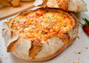 Experimente a tentadora combinação de sabores no Pão Recheado com Bacon! Uma explosão de sabor que vai conquistar o seu paladar.