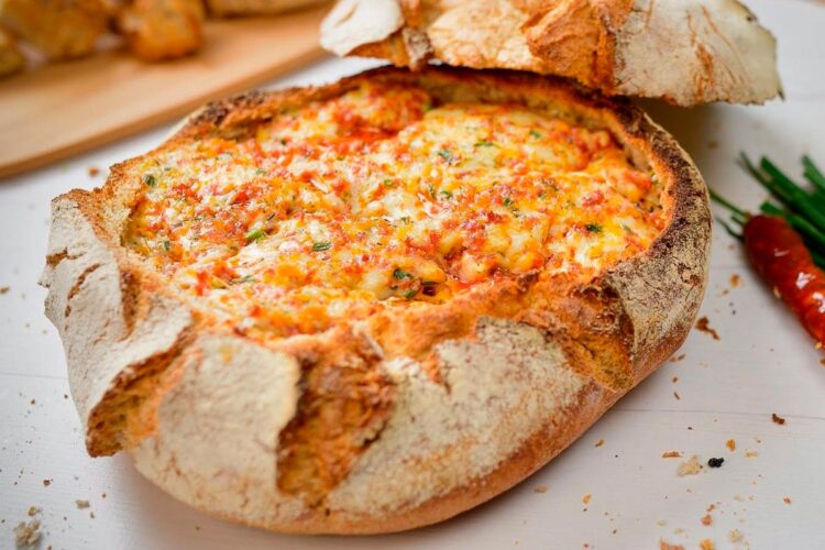 Experimente a tentadora combinação de sabores no Pão Recheado com Bacon! Uma explosão de sabor que vai conquistar o seu paladar.