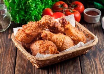 Experimente a nossa receita de Pernas de Frango no Forno e delicie-se com uma pele crocante e douradinha e a carne tenra e suculenta.