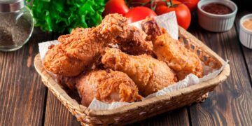Experimente a nossa receita de Pernas de Frango no Forno e delicie-se com uma pele crocante e douradinha e a carne tenra e suculenta.