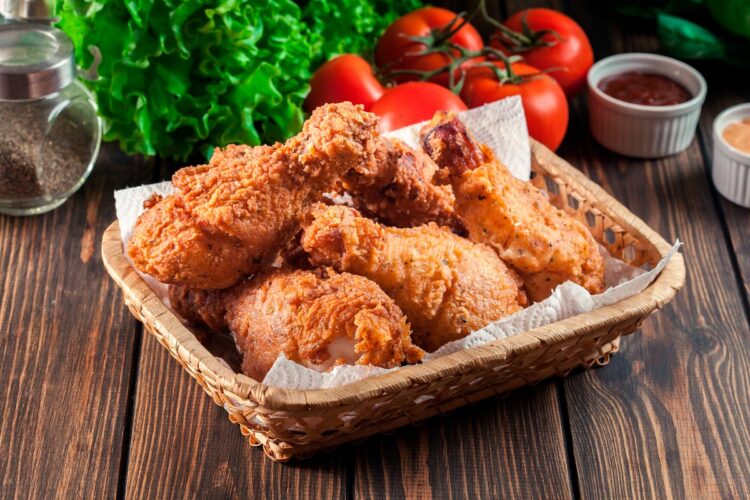 Pernas de frango no forno estaladiças e suculentas Experimente a nossa receita de Pernas de Frango no Forno e delicie-se com uma pele crocante e douradinha e a carne tenra e suculenta.