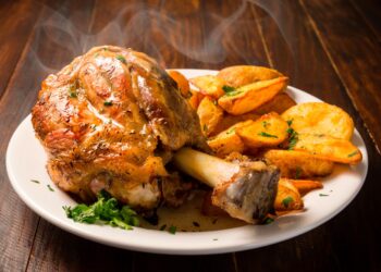 Delicie-se com esta receita de Pernil Assado no Forno à Portuguesa! Prepare-se para um prato suculento e cheio de aromas irresistíveis.