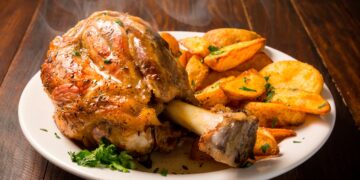Delicie-se com esta receita de Pernil Assado no Forno à Portuguesa! Prepare-se para um prato suculento e cheio de aromas irresistíveis.