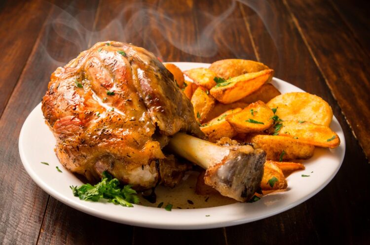 Delicie-se com esta receita de Pernil Assado no Forno à Portuguesa! Prepare-se para um prato suculento e cheio de aromas irresistíveis.