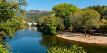 Descubra a beleza singular da Praia Fluvial da Quinta do Barco, um paraíso mágico em Sever do Vouga!