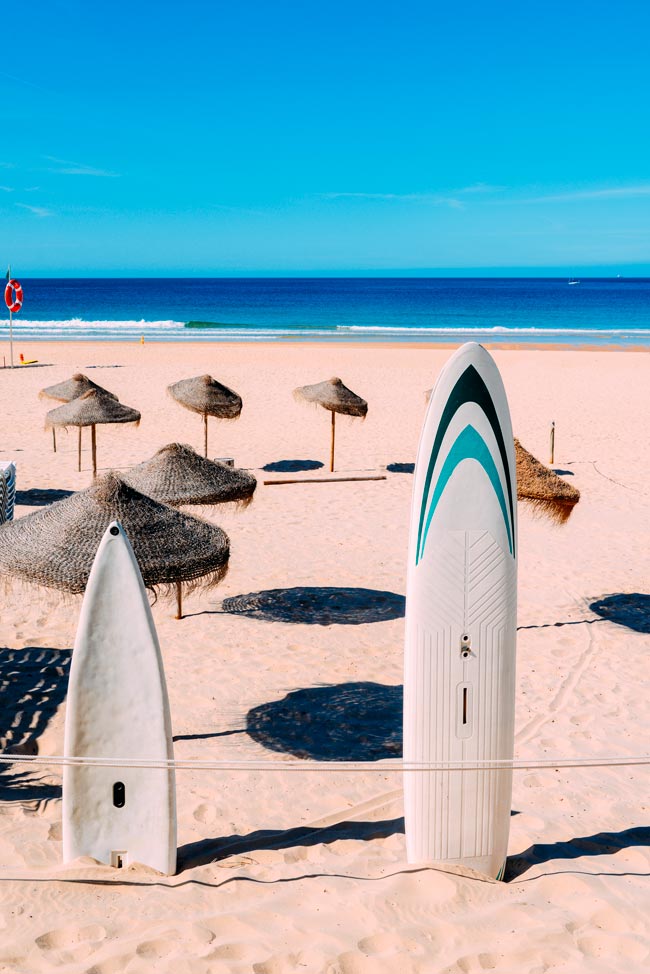 Praia de Carcavelos, a pérola da costa do Estoril Viva uma aventura fantástica na Praia de Carcavelos, um paraíso na costa do Estoril que deslumbra todos os seus visitantes.