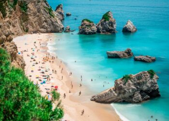 Se gosta de praias paradisíacas, vai adorar! E nós explicamos como chegar à Praia do Ribeiro do Cavalo em Sesimbra.