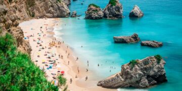 Se gosta de praias paradisíacas, vai adorar! E nós explicamos como chegar à Praia do Ribeiro do Cavalo em Sesimbra.