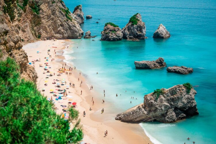 Se gosta de praias paradisíacas, vai adorar! E nós explicamos como chegar à Praia do Ribeiro do Cavalo em Sesimbra.