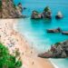 Se gosta de praias paradisíacas, vai adorar! E nós explicamos como chegar à Praia do Ribeiro do Cavalo em Sesimbra.