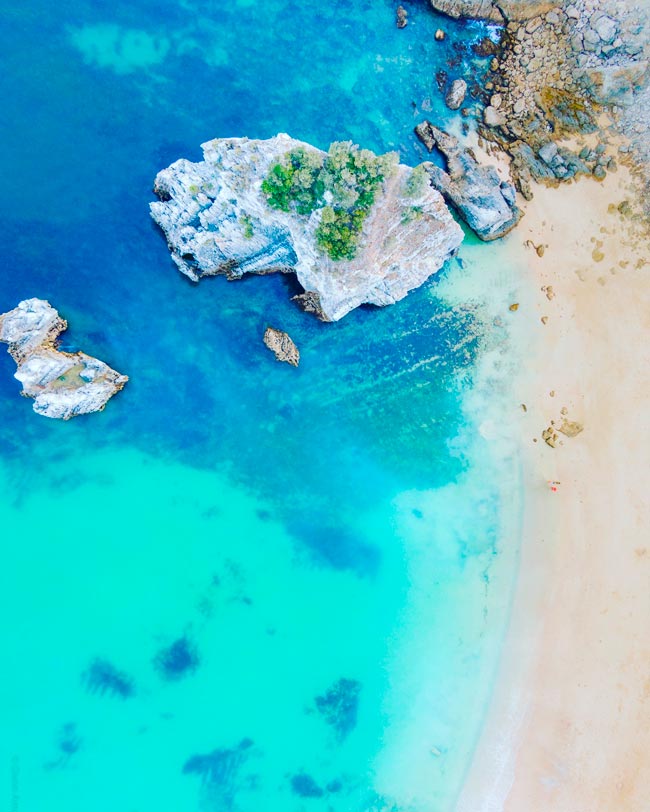 Praia do Ribeiro do Cavalo, um paraíso perto de Lisboa Se gosta de praias paradisíacas, vai adorar! E nós explicamos como chegar à Praia do Ribeiro do Cavalo em Sesimbra.