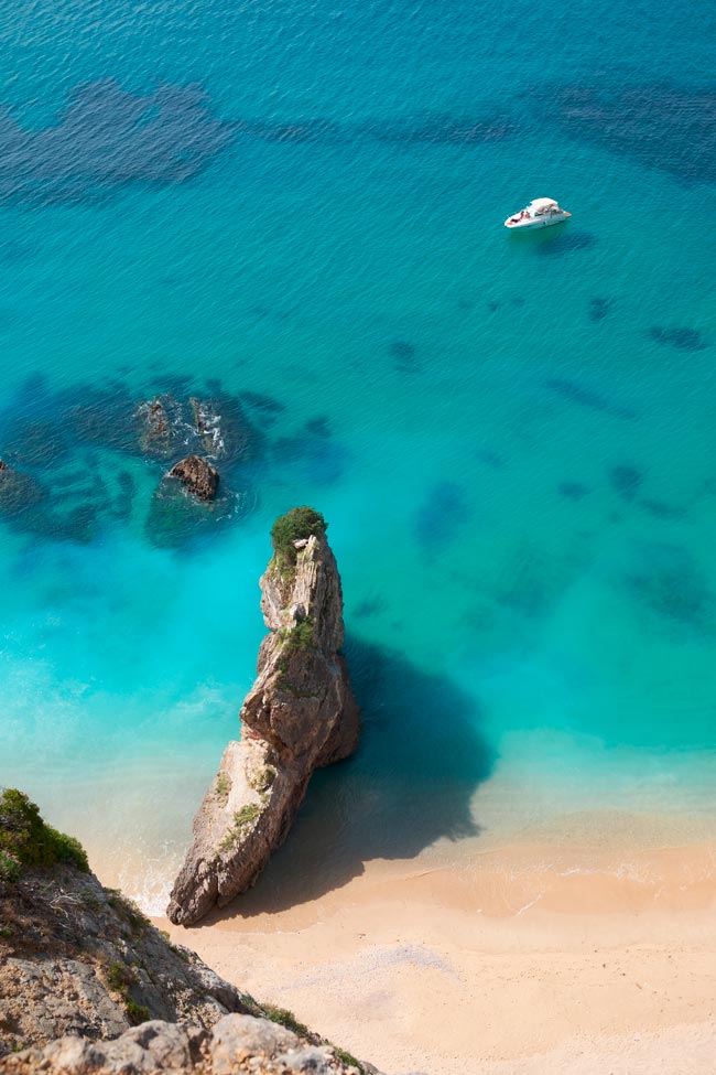 Praia do Ribeiro do Cavalo, um paraíso perto de Lisboa Se gosta de praias paradisíacas, vai adorar! E nós explicamos como chegar à Praia do Ribeiro do Cavalo em Sesimbra.