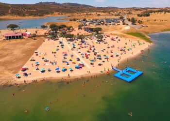 O verão está próximo e no Alentejo, a praia fluvial de Monsaraz é excelente para aproveitar os dias quentes da melhor forma.