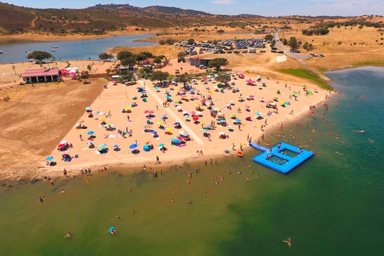O verão está próximo e no Alentejo, a praia fluvial de Monsaraz é excelente para aproveitar os dias quentes da melhor forma.