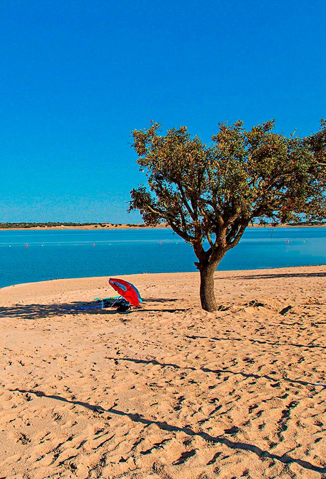Praia fluvial de Monsaraz: um paraíso no Alentejo O verão está próximo e no Alentejo, a praia fluvial de Monsaraz é excelente para aproveitar os dias quentes da melhor forma.