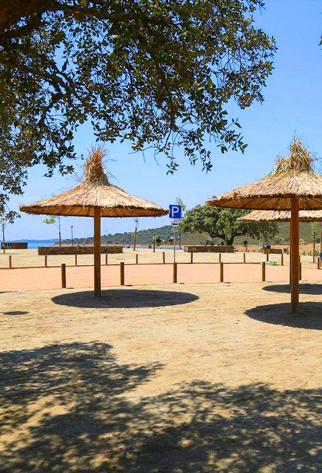 Praia fluvial de Monsaraz: um paraíso no Alentejo O verão está próximo e no Alentejo, a praia fluvial de Monsaraz é excelente para aproveitar os dias quentes da melhor forma.