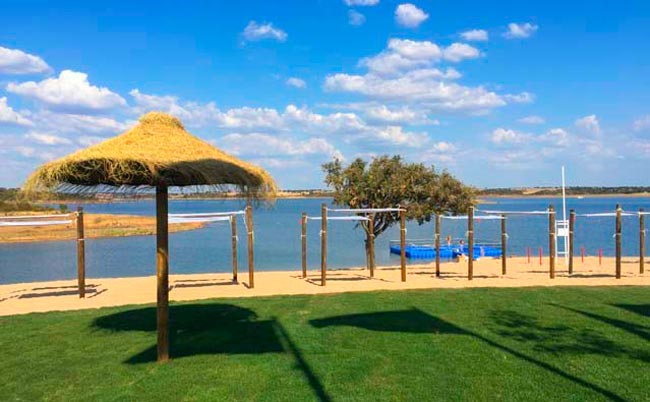 Praia fluvial de Monsaraz: um paraíso no Alentejo O verão está próximo e no Alentejo, a praia fluvial de Monsaraz é excelente para aproveitar os dias quentes da melhor forma.