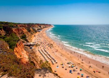 São várias as praias europeias que estão presentes entre as 10 melhores praias do mundo. E entre elas, está uma praia portuguesa, pois claro!