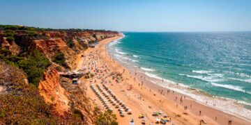 São várias as praias europeias que estão presentes entre as 10 melhores praias do mundo. E entre elas, está uma praia portuguesa, pois claro!