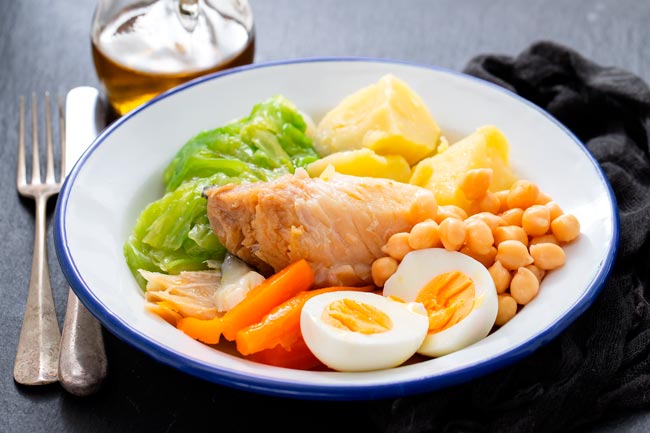 Quanto tempo demora a cozer bacalhau? Tem a certeza que sabe quanto tempo demora a cozer bacalhau? Parece ser uma tarefa simples, no entanto, são necessárias algumas dicas.