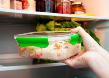 A validade do arroz, após estar cozido, é curta. Se existirem sobras, convém saber quanto tempo dura o arroz no frigorífico sem estragar.