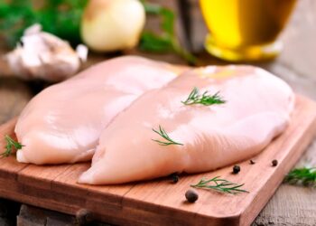 Quer saber por quanto tempo pode deixar o frango no frigorífico antes de cozinhá-lo? Descubra a resposta e evite desperdícios!