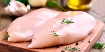 Quer saber por quanto tempo pode deixar o frango no frigorífico antes de cozinhá-lo? Descubra a resposta e evite desperdícios!