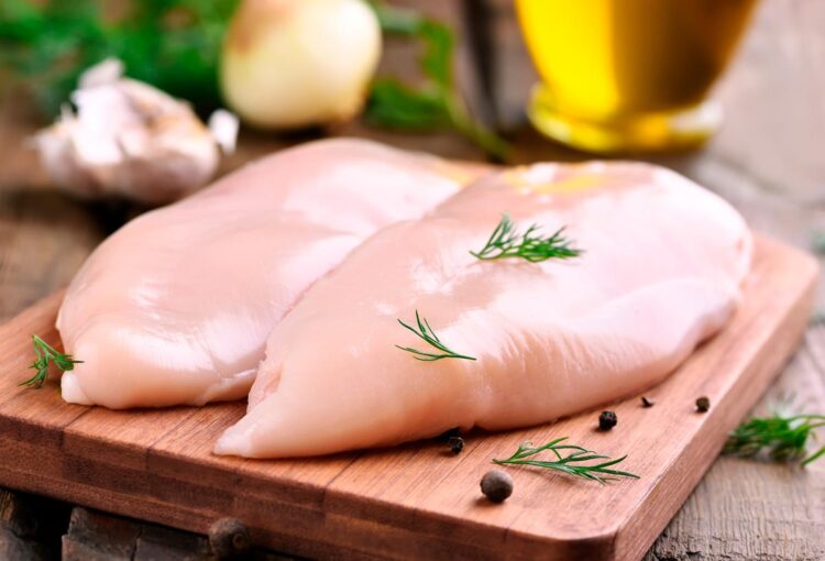 Quer saber por quanto tempo pode deixar o frango no frigorífico antes de cozinhá-lo? Descubra a resposta e evite desperdícios!