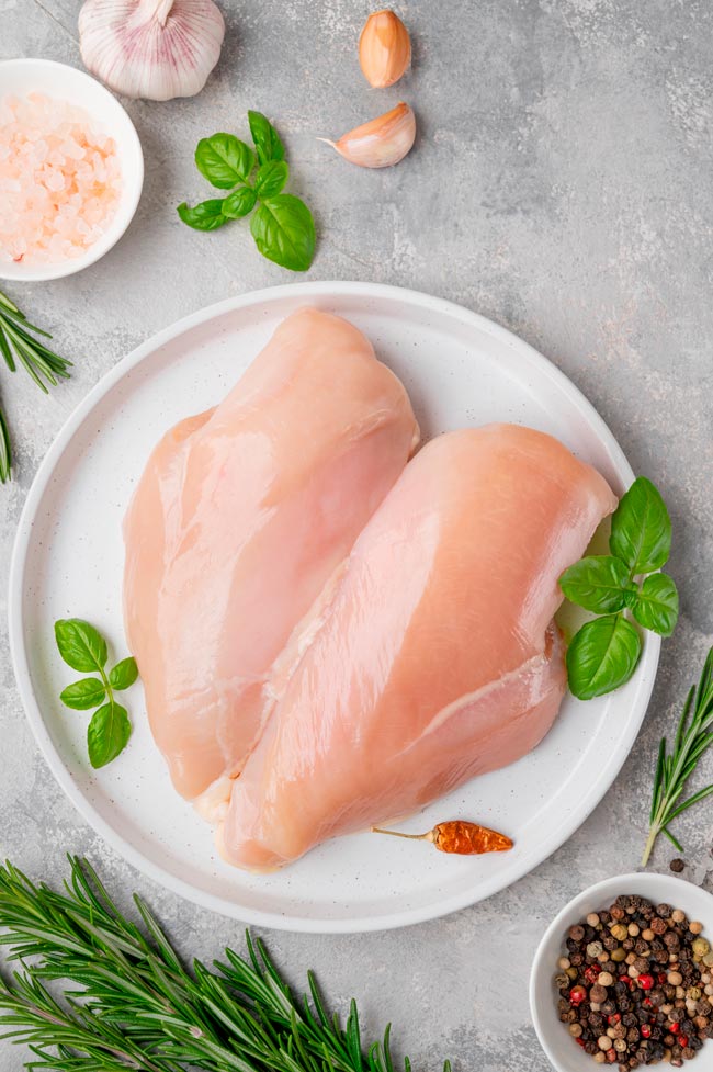 Quanto tempo pode ficar o frango no frigorífico? Quer saber por quanto tempo pode deixar o frango no frigorífico antes de cozinhá-lo? Descubra a resposta e evite desperdícios!