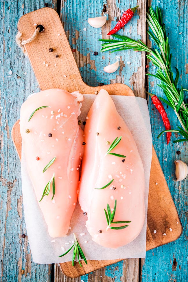 Quanto tempo pode ficar o frango no frigorífico? Quer saber por quanto tempo pode deixar o frango no frigorífico antes de cozinhá-lo? Descubra a resposta e evite desperdícios!