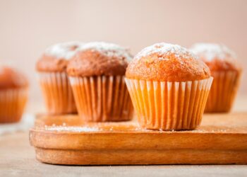 Com uma textura fofa e um sabor cítrico irresistível. Experimente esta deliciosa receita de Queques de Laranja caseiros!