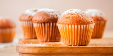 Com uma textura fofa e um sabor cítrico irresistível. Experimente esta deliciosa receita de Queques de Laranja caseiros!