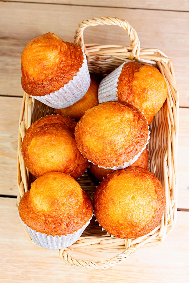 Queques de Laranja caseiros Com uma textura fofa e um sabor cítrico irresistível. Experimente esta deliciosa receita de Queques de Laranja caseiros!