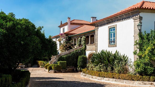 Solares de Portugal encantam site internacional Descubra a beleza e a magia destas casas que são verdadeiros tesouros históricos. Encante-se com a riqueza cultural e o charme dos Solares de Portugal!