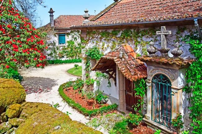 Quinta da Aveleda, um jardim mágico em Penafiel Visite a Quinta da Aveleda e passeie por um dos mais belos jardins românticos de Portugal.