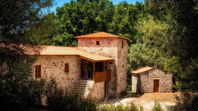 Solares de Portugal encantam site internacional Descubra a beleza e a magia destas casas que são verdadeiros tesouros históricos. Encante-se com a riqueza cultural e o charme dos Solares de Portugal!