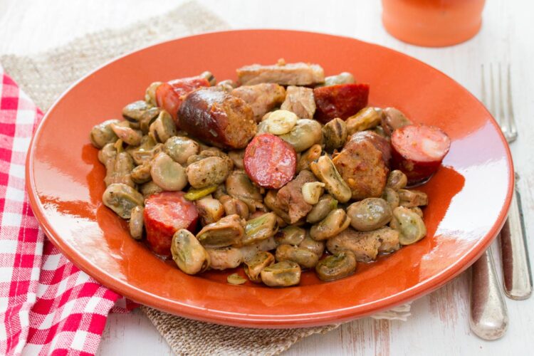 Receita de favas guisadas à portuguesa Descubra a riqueza de sabores das favas guisadas à portuguesa, um petisco ao qual é impossível de resistir!