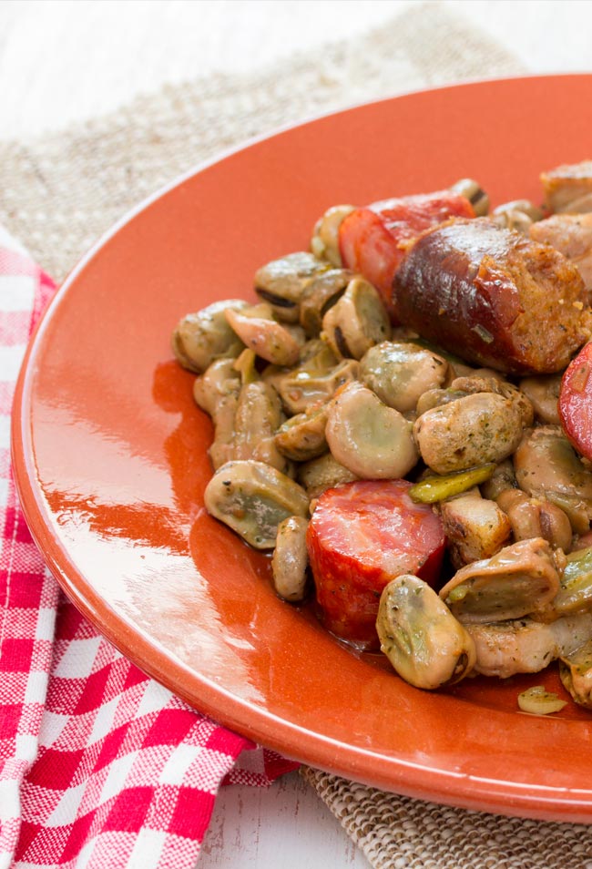 Receita de favas guisadas à portuguesa Descubra a riqueza de sabores das favas guisadas à portuguesa, um petisco ao qual é impossível de resistir!