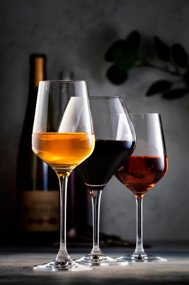 Saiba como encontrar o melhor vinho para acompanhar os seus pratos favoritos Carnes e doces, peixe ou sobremesas. Saiba como encontrar o melhor vinho para harmonizar com os seus pratos prediletos.