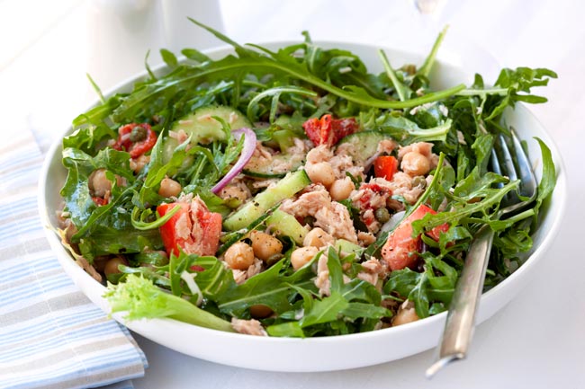 Salada de atum: saudável, rápida e saborosa! A combinação perfeita entre uma refeição leve e prática. Experimente as nossas 3 receitas de Salada de atum!