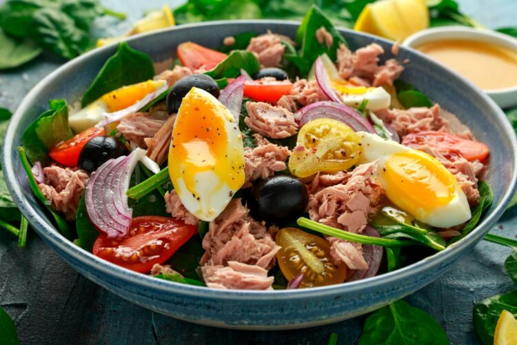 A combinação perfeita entre uma refeição leve e prática. Experimente as nossas 3 receitas de Salada de atum!