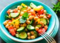 A salada de grão-de-bico é uma excelente para dias atarefados. É rápida, fácil de fazer e muito saborosa!