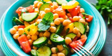 A salada de grão-de-bico é uma excelente para dias atarefados. É rápida, fácil de fazer e muito saborosa!