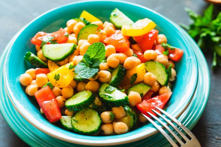 Receitas de salada de grão-de-bico A salada de grão-de-bico é uma excelente para dias atarefados. É rápida, fácil de fazer e muito saborosa!