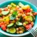 A salada de grão-de-bico é uma excelente para dias atarefados. É rápida, fácil de fazer e muito saborosa!
